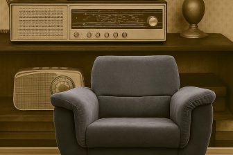 Retro fotel z szerokimi bokami i schowkiem