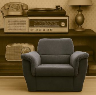 Retro fotel z szerokimi bokami i schowkiem