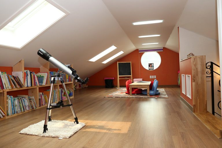 Skosy w mieszkaniu – jak je wykorzystać? 30 propozycji na praktyczne meble.