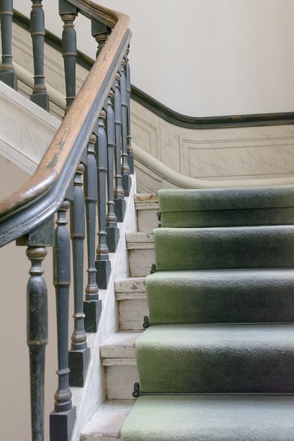 Schowek pod schodami - 5 sposobów na zagospodarowanie przestrzeni 8