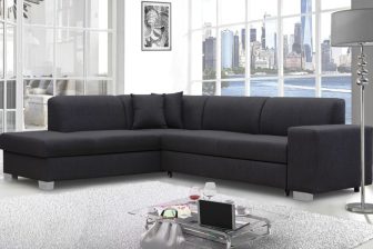 Czarny duży narożnik w salonie