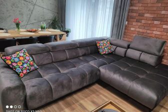 Grafitowy narożnik w salonie w bloku