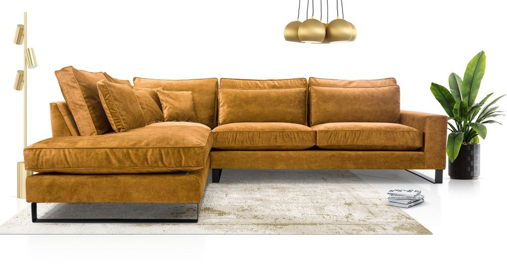 Musztardowa sofa narożna w salonie