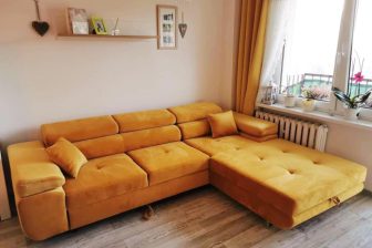 Duży narożnik 3 osobowy w salonie w mieszkaniu