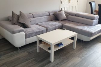 Narożnik biało szary w salonie w mieszkaniu