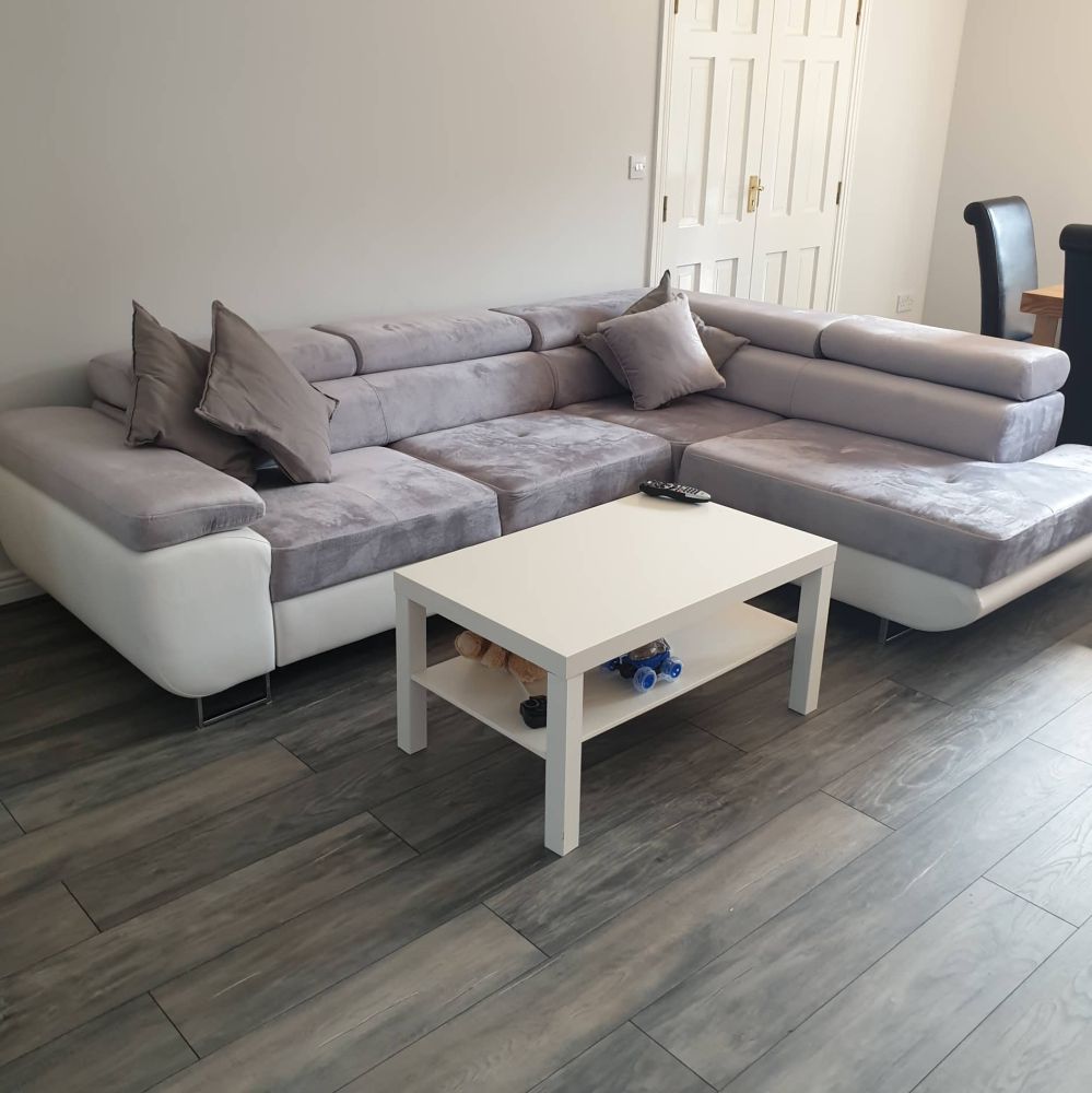 Narożnik biało szary w salonie w mieszkaniu