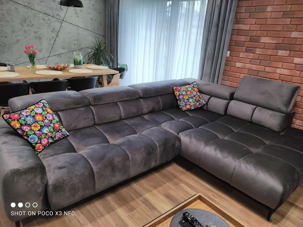 Narożnik ciemnoszary w małym salonie