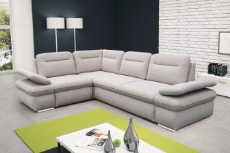 Narożnik na środku pokoju w dużym salonie