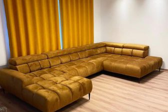 NPlamoodporny narożnik U duży w salonie w mieszkaniu