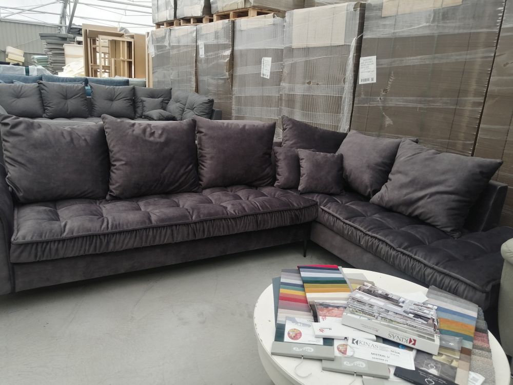 Narożnik w stylu nowojorskim w magazynie producenta mebli