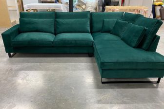 Narożnik welurowy zielonu na produkcji