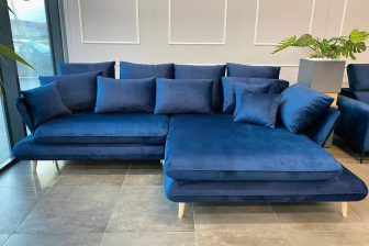 Granatowy narożnik z szerokim szezlongiem