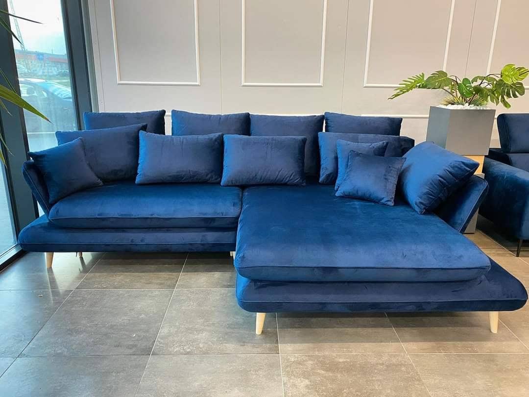 Granatowy narożnik z szerokim szezlongiem