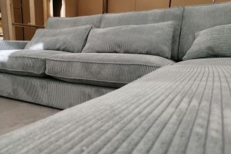 Miękki sztruksowy narożnik z poduchami