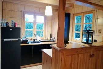 Czarna kuchnia z drewnem