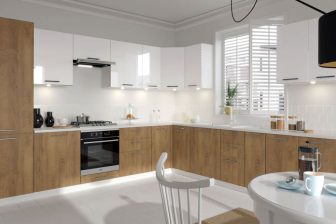 Duża kuchnia narożna biały połysk z drewnem