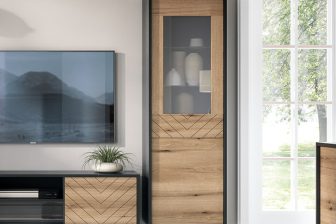 DORATO - wysoka witryna z modnym dekorem