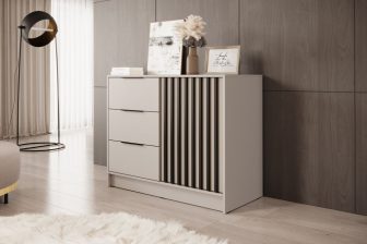 Mała komoda kaszmi z czarnymi lamelami