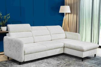 Jasny narożnik z funkcją spania granatowa ściana w salonie