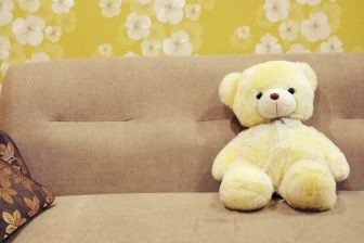 Kanapa dla dziecka z pluszowym misiem