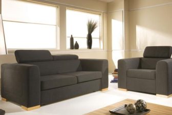 Brązowa kanapa w salonie z regulowanymi zagłówkami