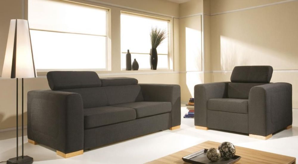 Brązowa kanapa w salonie z regulowanymi zagłówkami