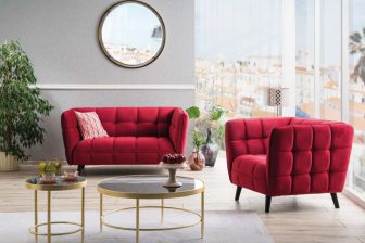 Małą czerwona kanapa pikowana z fotelem