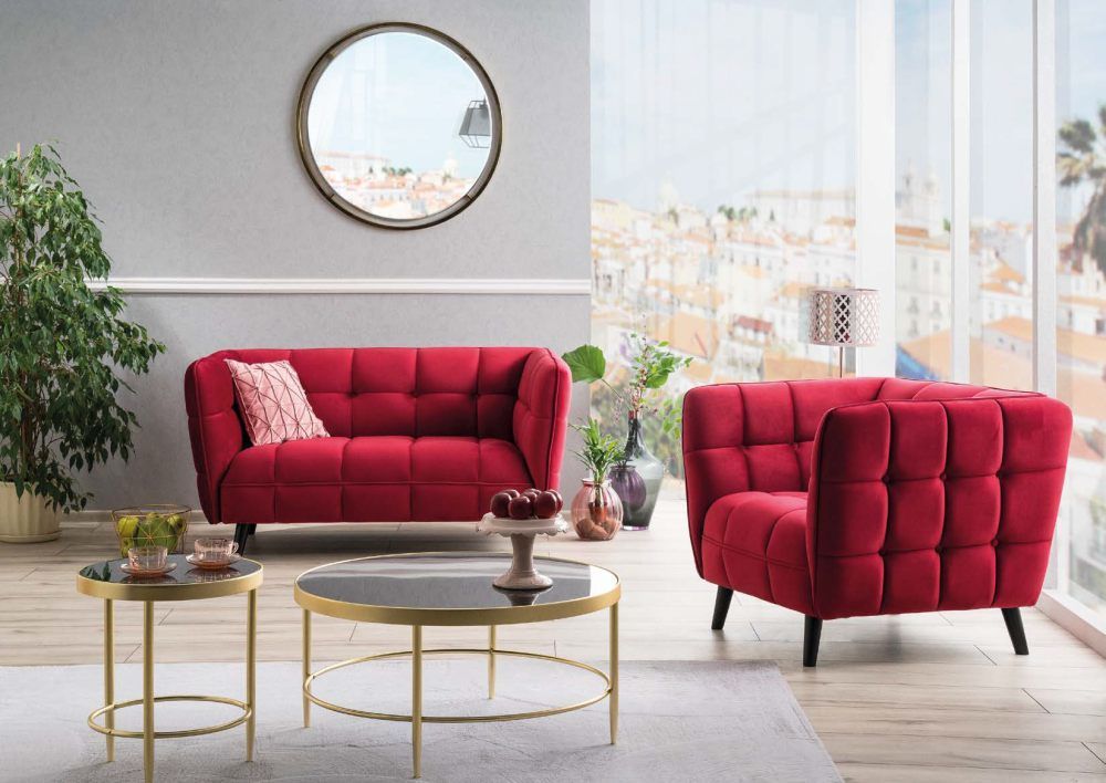 Małą czerwona kanapa pikowana z fotelem