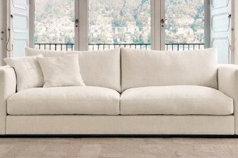 Beżowa kanapa dwuosobowa do spania i do salonu