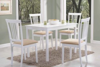 Biały stół do jadalni z białymi krzesłami