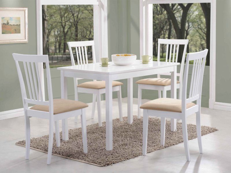 Biały stół do jadalni z białymi krzesłami