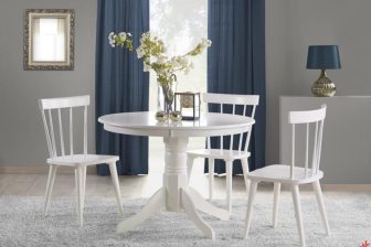 Stół okrągły biały w eleganckim salonie