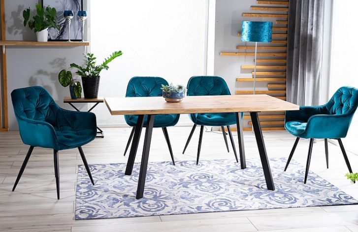 Stół rozkładany z granatowymi krzesłami