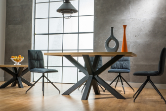 Stoły z metalowymi nogami