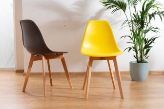 Czarne krzesło z drewnianymi nogami MORRI - 2szt- wysyłka 48h