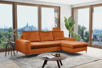 Rudy narożnik rozkładany z zagłówkami i z ozdobnymi poduszkami