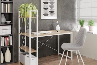 Małęebiurko z regałem na metalowym stelażu