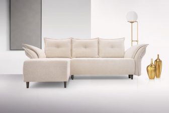 Jasny narożnik z regulowanymi bokami na czarnych nogach