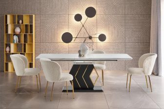 Stół stylowy z białymi krzesłami w eleganckim salonie