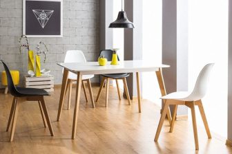 Biały stół na drewnianych nogach do małego salonu