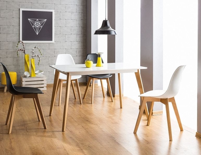 Biały stół na drewnianych nogach do małego salonu