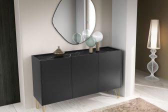 Czarna komoda na złotych nogach