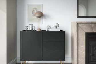 Czarna komoda z szufladami na złotych nogach