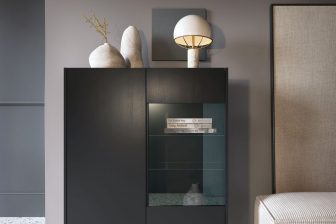 Czarna witryna na złotych nogach GOLDEN