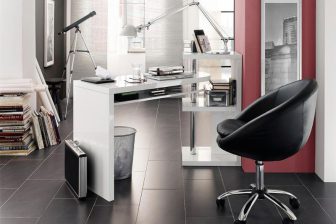 Białe biurko biurowe