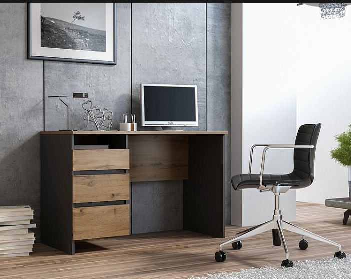 Ciemne biurko dla chłopca