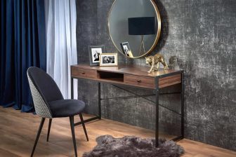 Biurko vintage w aranżacji ciemnego pokoju