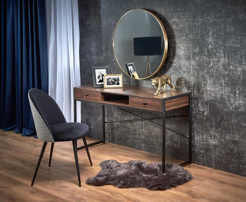 Biurko vintage w aranżacji ciemnego pokoju