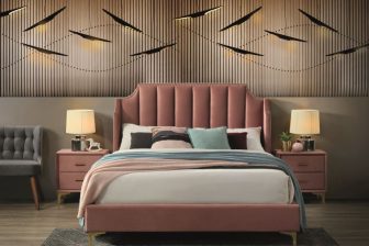 Tapicerowane łóżko dwuosobowe w sypialni