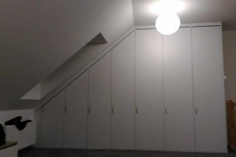 Graderoba na poddaszu ze skosem